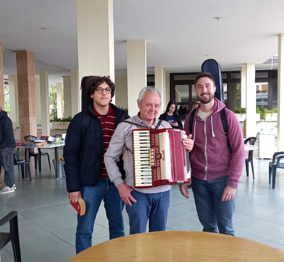 Ucraina, Suona “Bella Ciao” Con La Fisarmonica. Così Igor Regala Un Sorriso Ai Profughi A Roma