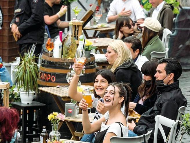 Ristoratori romani: «Pochi camerieri e troppe tasse»